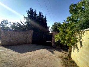 Entrada de la finca donde ha tenido lugar el decomiso de la droga, junto a la Venta El Chorizo.