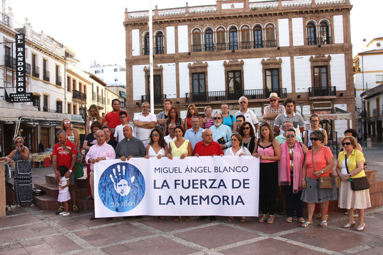 Rondeños/as y representantes de colectivos guardan un minuto de silencio en recuerdo del concejal asesinado por ETA Miguel Ángel Blanco
