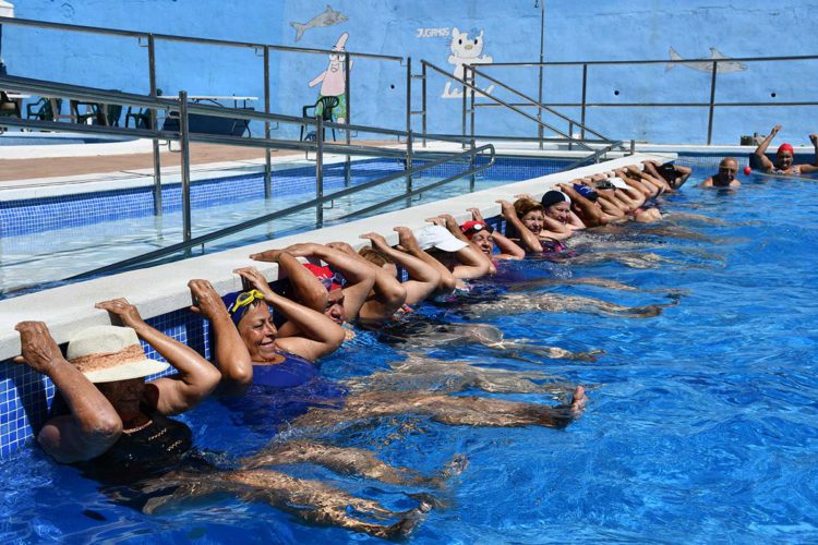 Más de 80 vecinos de Jubrique participan en la campaña de natación que se desarrolla en la piscina municipal