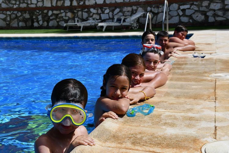 Pequeños y mayores aprenden a nadar de manera gratuita en la piscina municipal de Pujerra