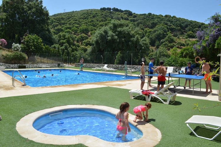 La Piscina Municipal de Pujerra inicia la temporada de baños y vivirá el sábado una fiesta ibicenca