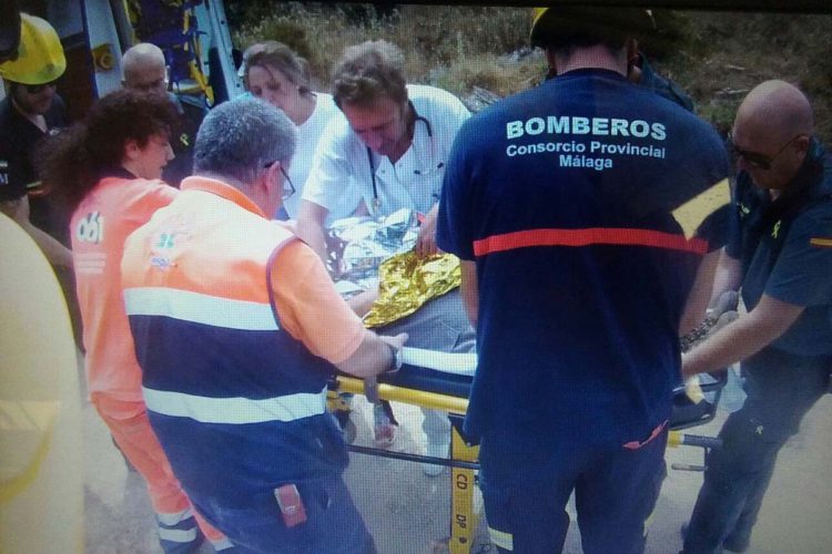 Rescatan con un helicóptero un hombre que se precipitó por un barranco cuando trabajaba en la saca del corcho en Cortes de la Frontera