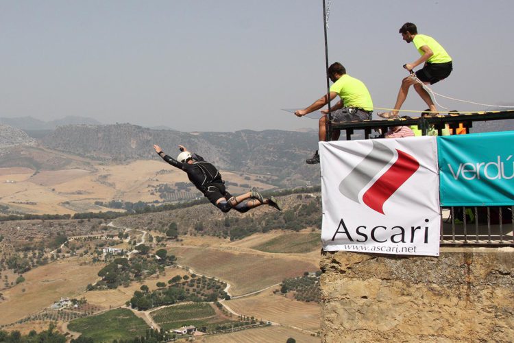 El Tajo de Ronda vuelve a acoger este fin de semana la competición de salto base con paracaídas