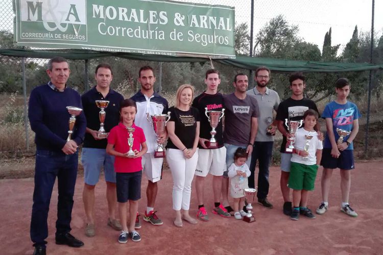 Más de cien deportistas particiaron en el Torneo de Tenis Morales & Arnal que ganó David del Río