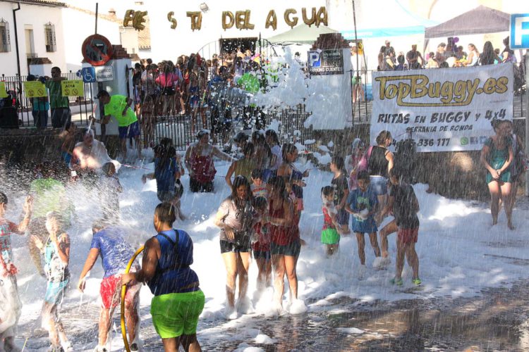 Gran participación de pequeños y mayores en la III Fiesta del Agua del Barrio de San Francisco