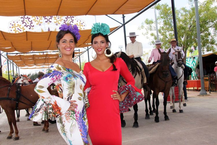 Los caballos, los carruajes y los trajes de flamenca marcan el ambiente del Jueves de Feria