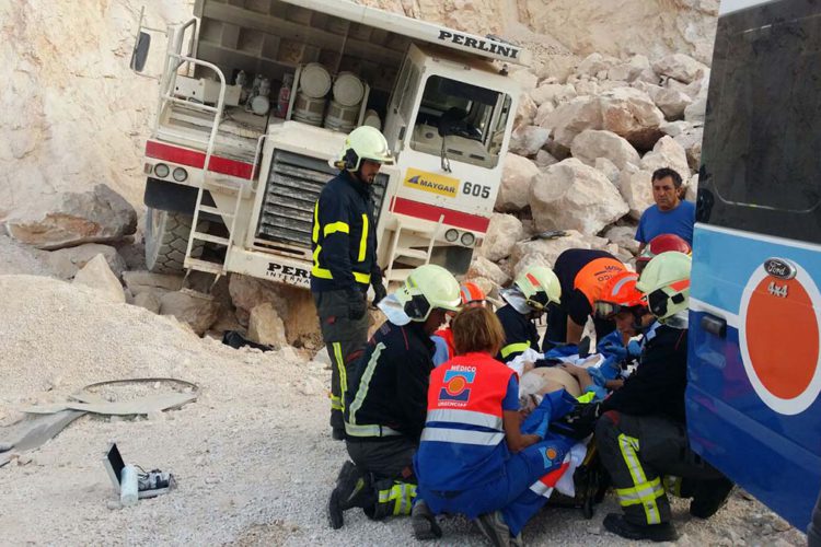 Un hombre resulta herido tras caer el camión que conducía por un talud de más de diez metros en la cantera de Igualeja