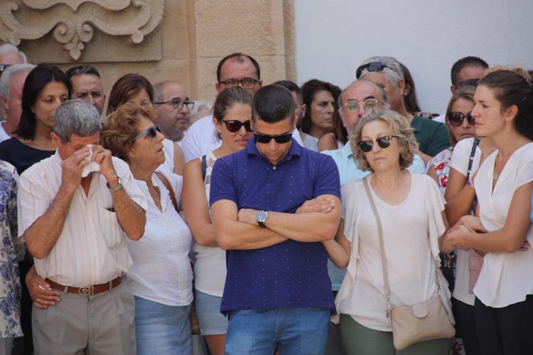 La Ciudad del Tajo despide a los cuatro cooperantes con un sentido homenaje en las puertas del Ayuntamiento