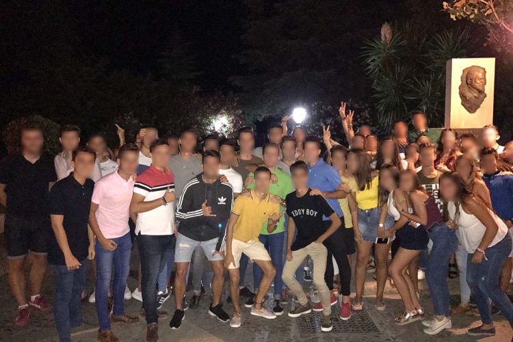 Jóvenes rondeños se concentran en La Sevillana con botellas de agua para reclamar al Ayuntamiento un espacio de ocio nocturno
