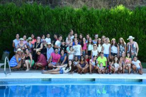 Un grupo de participantes en una actividad celebrada en la piscina.