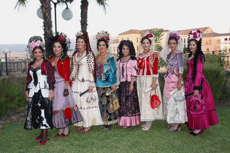 Luz, color y elegancia con la presidenta y las Damas Goyescas en los momentos previos al pregón de Feria