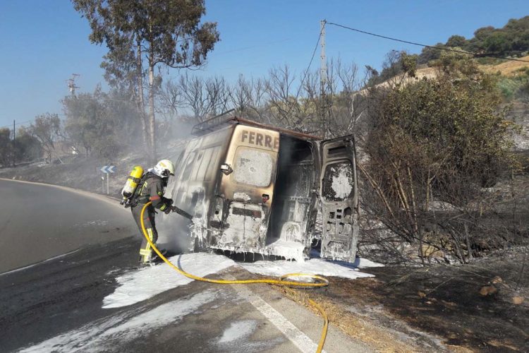 Extinguido el incendio forestal que se declaró este pasado miércoles en Benaoján tras arder una furgoneta