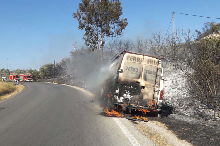 Se registra un nuevo incendio forestal en Benaoján tras arder una furgoneta en la carretera