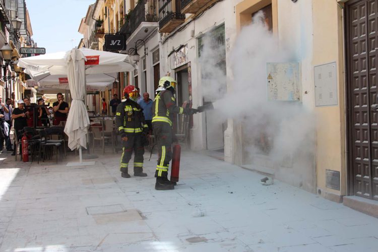 Un incendio declarado en un transformador eléctrico de la calle Nueva obliga a desalojar varios bares y restaurantes de la zona