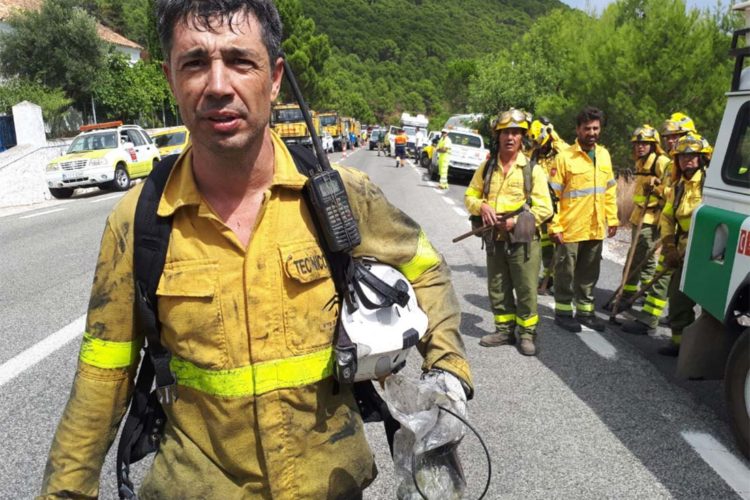 El Infoca sigue trabajando en la carretera Ronda-San Pedro para intentar extinguir el incendio forestal que ya está controlado