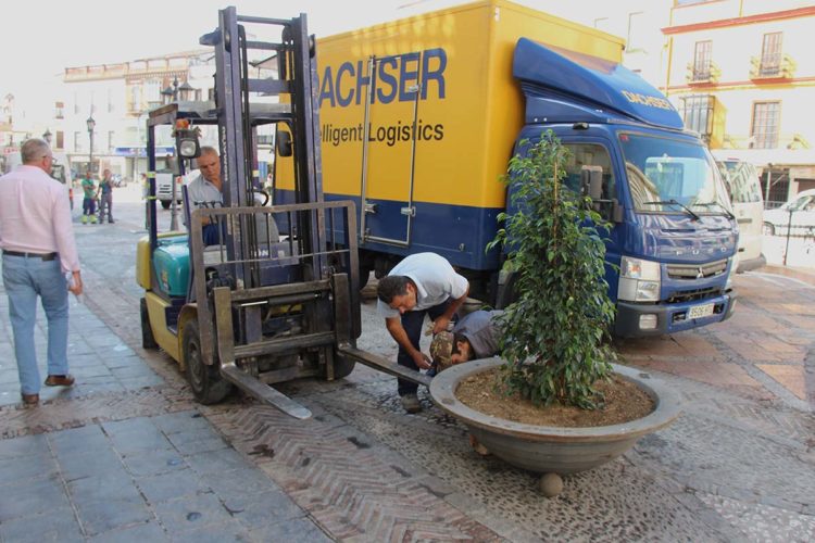 El Ayuntamiento instala maceteros en los accesos a zonas peatonales para incrementar la seguridad en la Feria