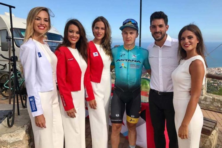 La joven rondeña María Ruiz (Miss Málaga 2015) continúa su periplo como azafata en la Vuelta Ciclista a España
