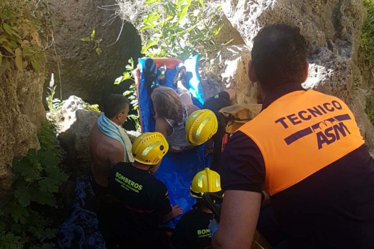 Bomberos, Policía Local y servicios sanitarios rescatan a una turista que se fracturó una pierna cuando paseaba en el fondo del Tajo