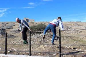 Dos turistas saltan la valla al encontrarse el yacimiento cerrado y sin vigilancia.