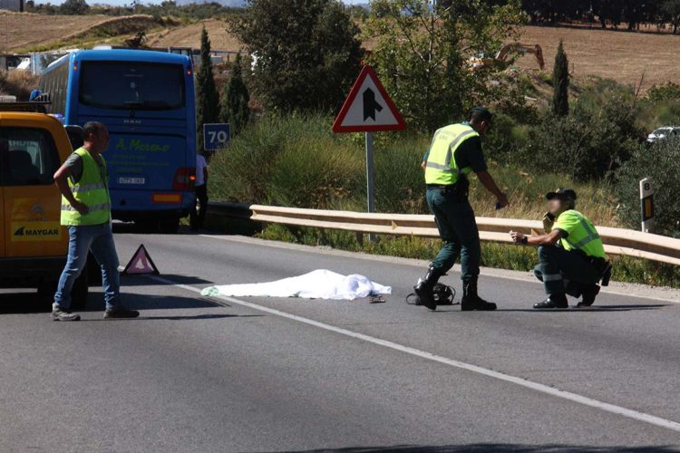 Fallece una mujer al ser arrollada por un autobús de turistas en la carretera de circunvalación