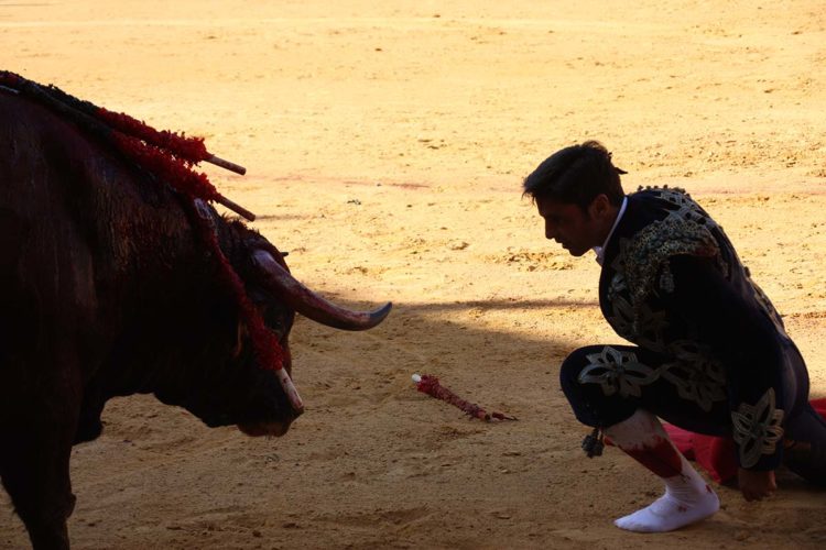 Francisco Rivera Ordóñez ‘Paquirri’ sale por la puerta grande de la plaza de toros de Ronda con lágrimas en los ojos en una Goyesca para la historia