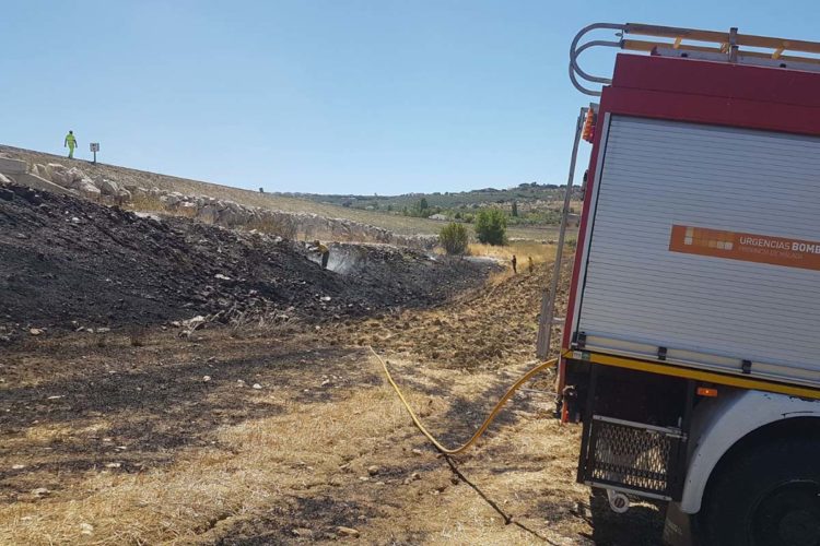 Bomberos de Ronda y del Infoca logran extinguir rápidamente un incendio agrícola en el Llano de la Cruz