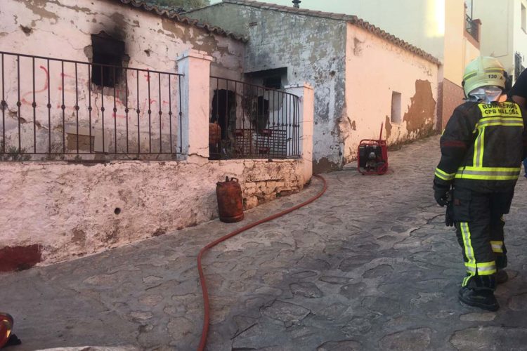 Los bomberos apagan un incendio declarado en una vivienda de la zona de Las Peñas