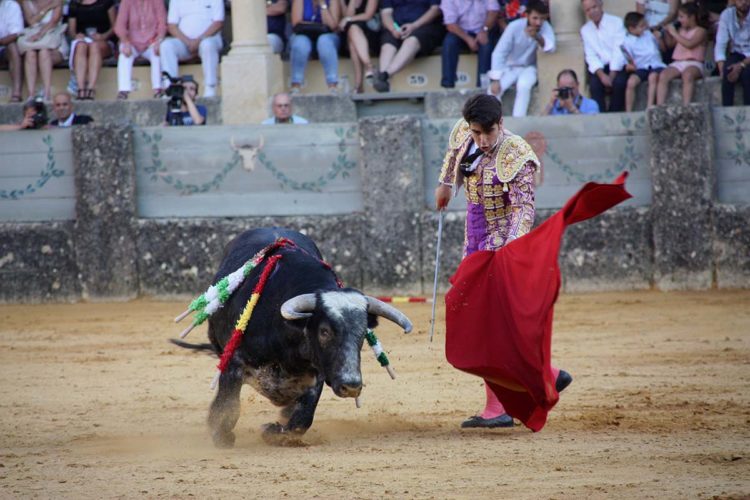 El rondeño Manuel Garrido logra la única oreja en una entretenida novillada de Feria