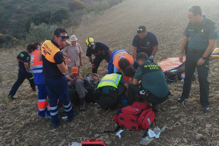 Localizan y rescatan a un parapentista que se estrelló en un sembrado de Montecorto