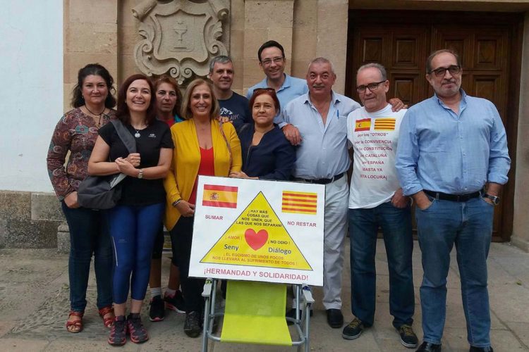 Profesionales sanitarios y amigos arropan al médico anestesista que está en huelga de hambre para reclamar que se suspenda el referéndum catalán y para que haya diálogo