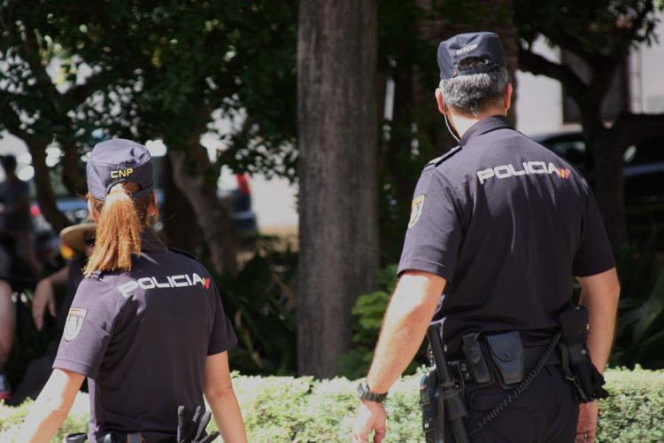Una patrulla de la Policía Nacional detiene en Ronda a un hombre con 15 dosis de “rebujao”