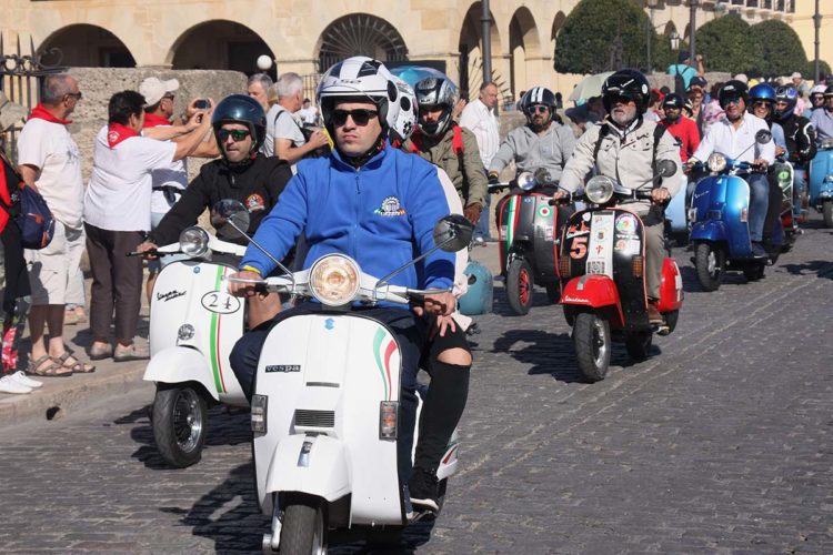 Vespas y Lambrettas inundan un año más las calles de Ronda