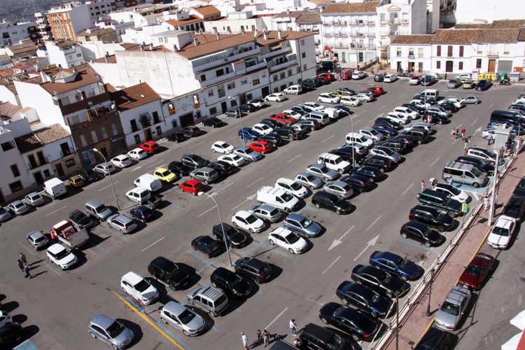 Tráfico toma medidas para acabar con los atascos en la entrada del parking del Cuartel de la Concepción