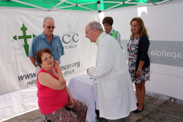 La Asociación Española Contra el Cáncer alerta sobre los riesgos de tomar el sol sin precaución