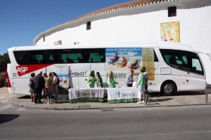 Se ha situado un autobús promocional junto a la plaza de toros.