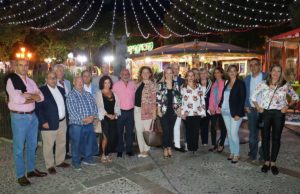 Autoridades y representantes vecinales en la inauguración de la Feria del Barrio.