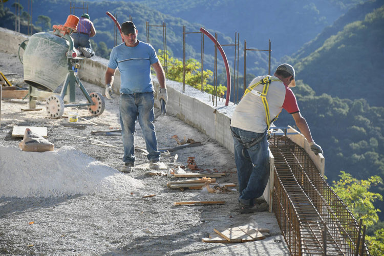 Jubrique sustituye las redes de agua y saneamiento en una de sus principales vías urbanas