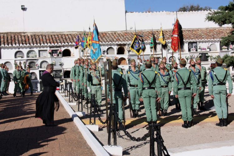 La Legión dedica su tradicional homenaje a los caídos en el cementerio de San Lorenzo en vísperas de Todos los Santos