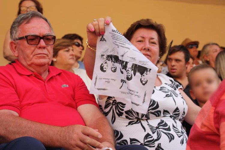 El Tripartito se gastó 5.000 euros en pañuelos para regalarlos en los toros durante la pasada Feria