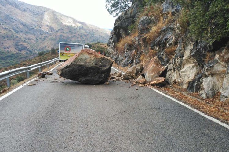 Abren el tráfico en la carretera Benaoján-Cortes de la Frontera tras retirar la gran roca caída sobre la calzada