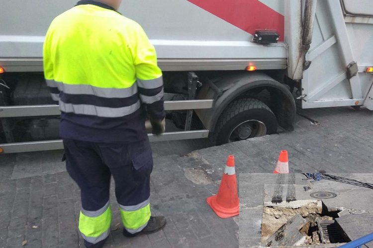 Un camión de Soliarsa queda atrapado en un socavón al hundirse el suelo cuando circulaba por el paseo de Blas Infante