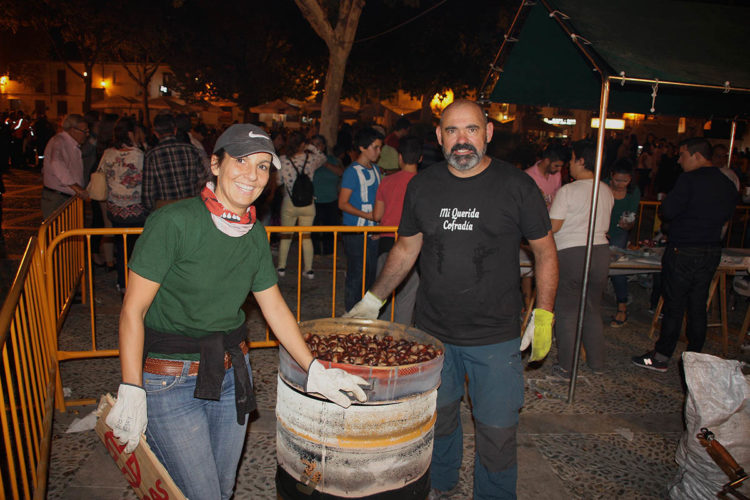 Cerca de 3.000 personas asisten al tradicional tostón de castañas del barrio de San Francisco