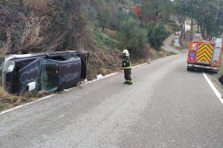 Una mujer resulta herida leve tras volcar el coche en el que viajaba en el término de Benadalid