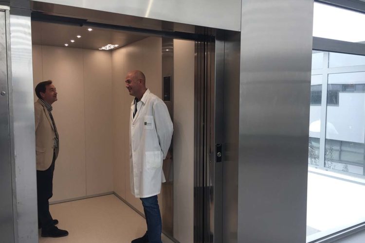 Comienza a funcionar el ascensor montacamas que comunica la planta baja con la primera en el Hospital de la Serranía