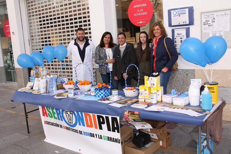 ASERONDIPIA celebró el Día Mundial de la Diabetes con una mesa informativa y realizando pruebas de glucosa a los rondeños