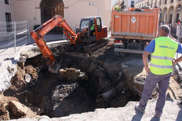 Obras afirma que se mantendrá el plazo de 40 días pese a los daños localizados en el Puente Nuevo