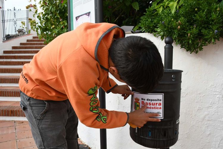 Cartajima pone en marcha una campaña entre sus vecinos para hacer un buen uso de los contenedores y papeleras