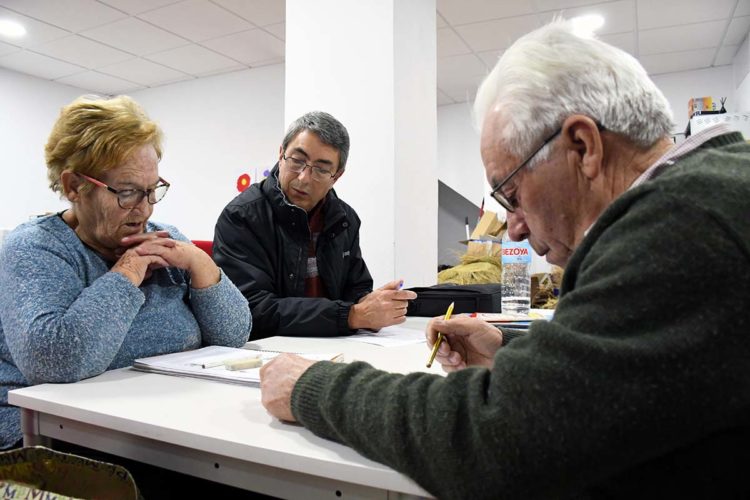 Nunca es tarde para aprender y así lo hacen las personas mayores de Parauta en la Escuela de Adultos