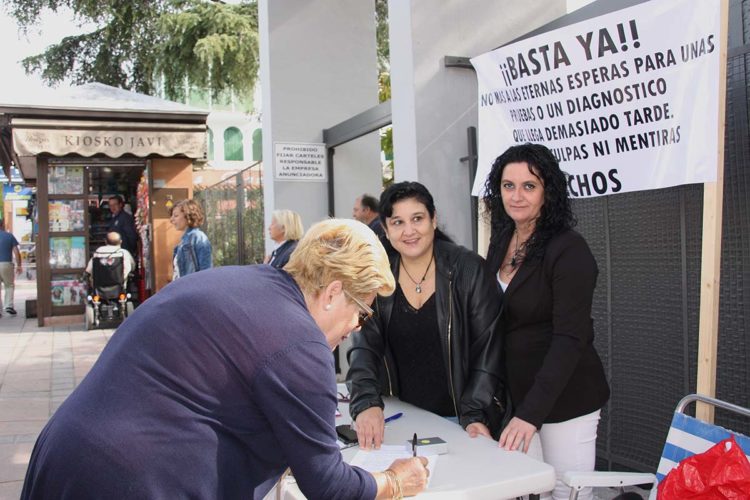 Una rondeña ya lleva recogidas 2.000 firmas para reclamar al SAS que acabe con las listas de espera y la libre elección de especialista