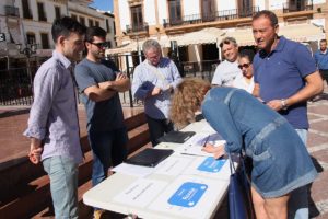 Miembros de la Plataforma en una recogida de firmas realizada en el centro de Ronda,